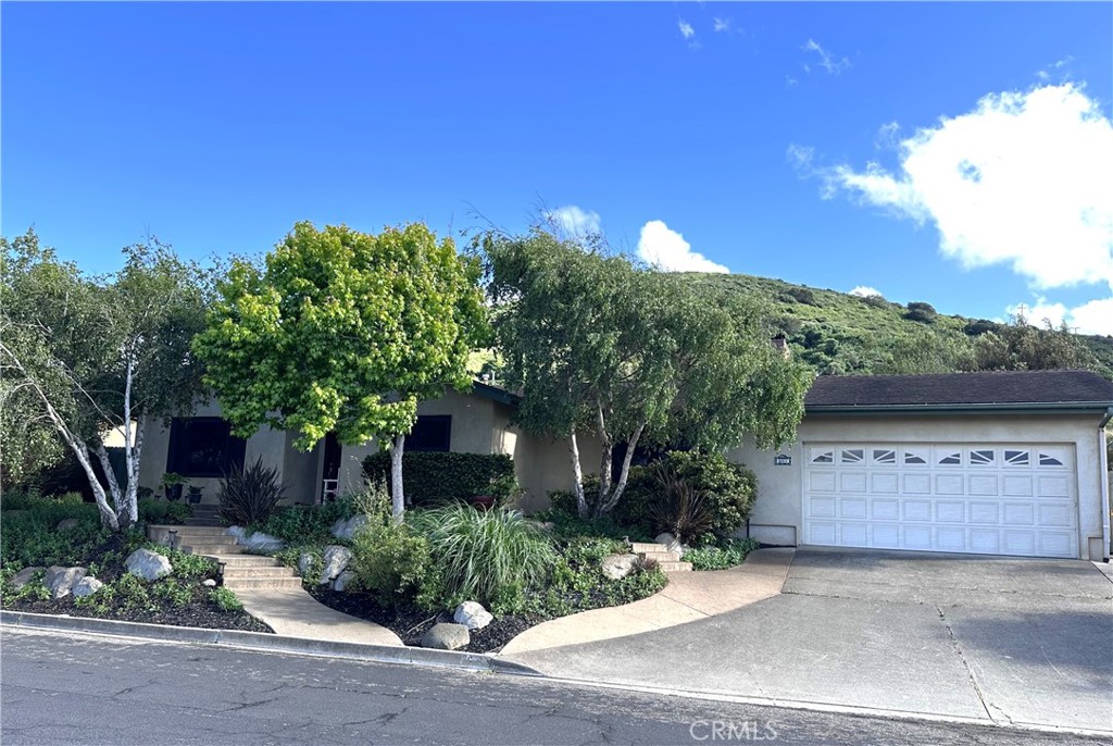 641 University Drive Property Photo 3