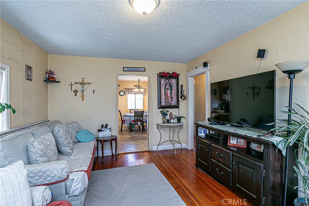 611 S Thornburg Property Photo 4