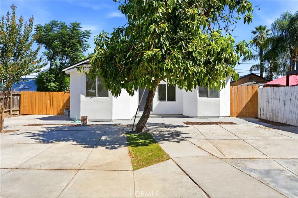 2225 E Lamona Property Photo 1
