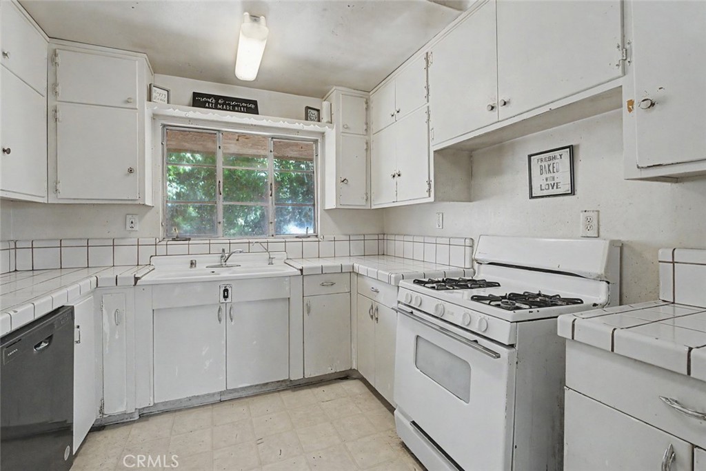 2701 N Inyo Property Photo 3