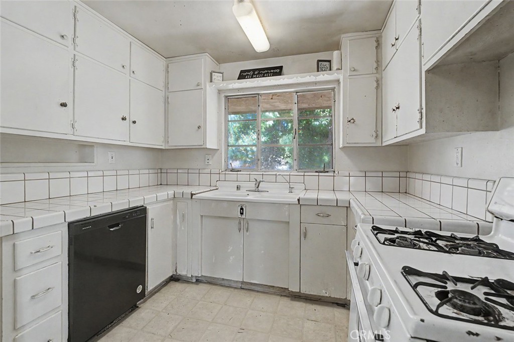 2701 N Inyo Property Photo 5