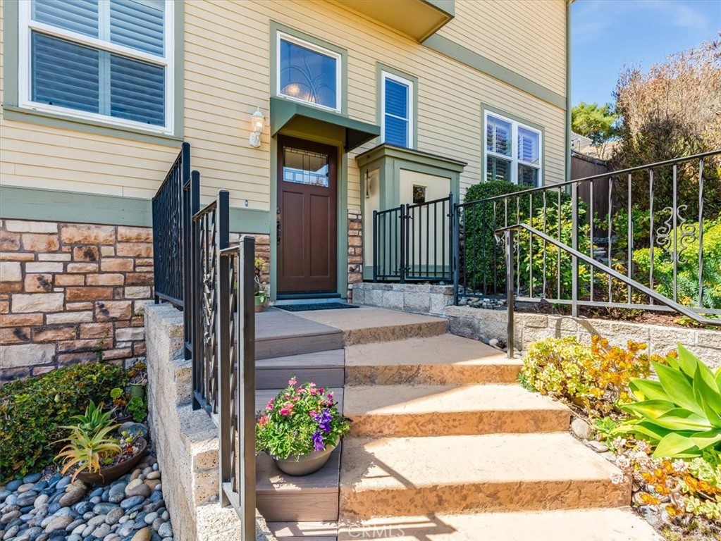 120 Le Point Street Property Photo 3
