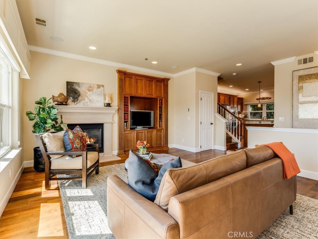 120 Le Point Street Property Photo 6