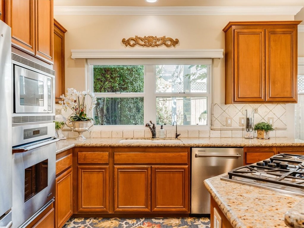 120 Le Point Street Property Photo 10