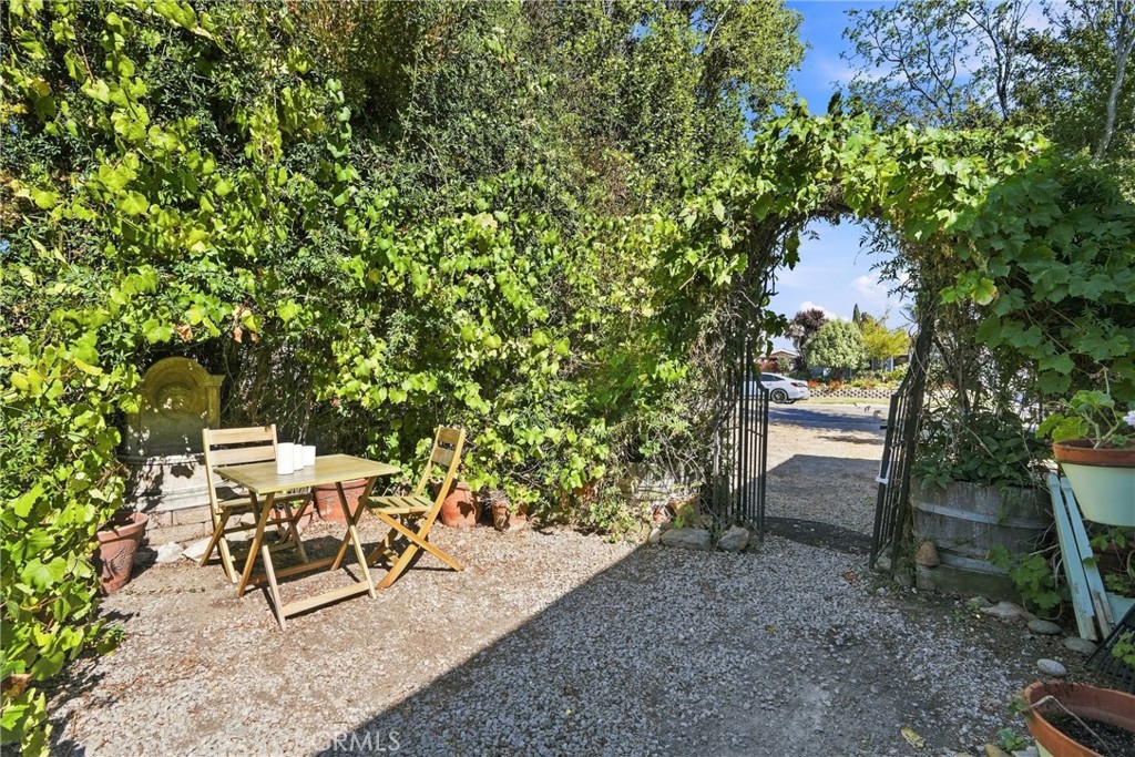 112 W Price Property Photo 3