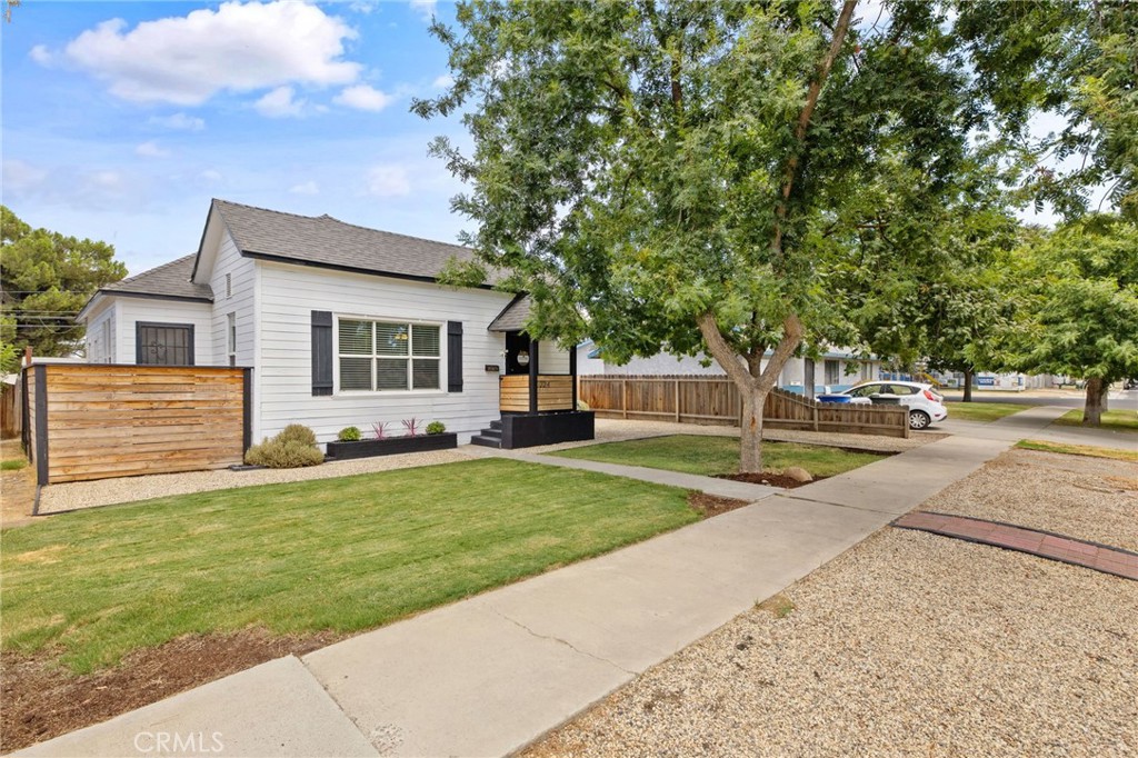 224 E 10th Property Photo 1