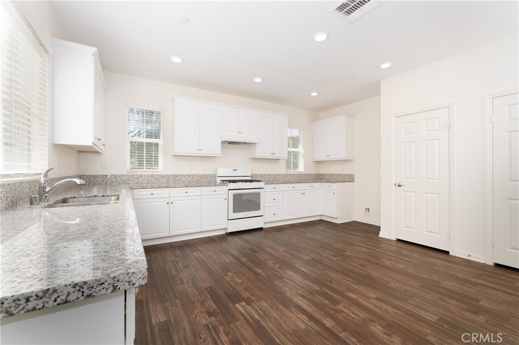 20509 Hazelnut Court Property Photo 10