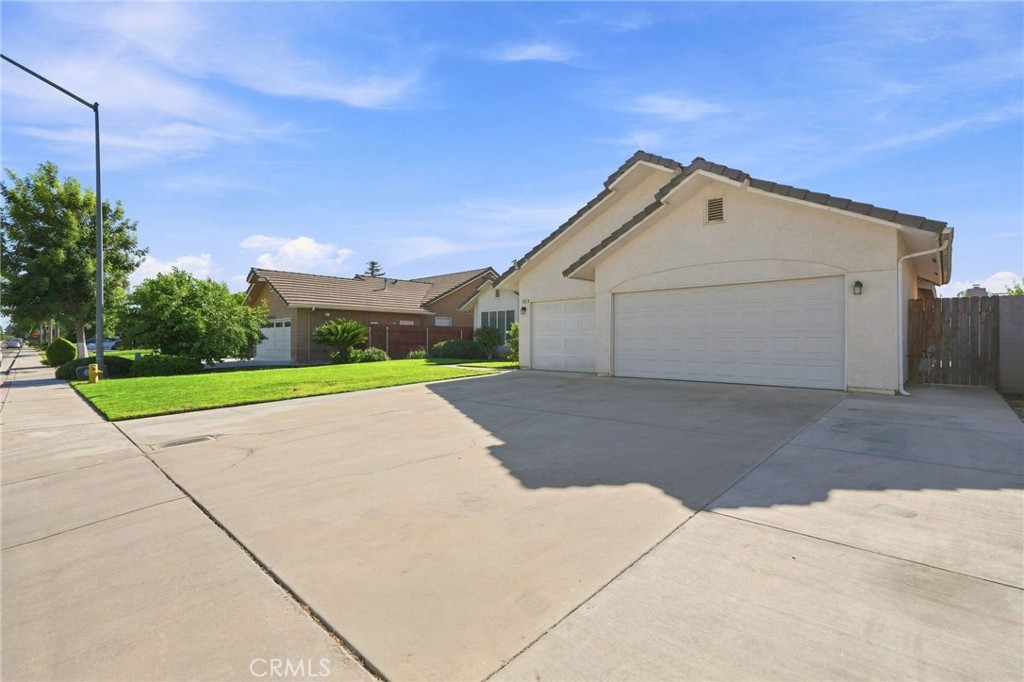 1601 N Eaton Property Photo 4