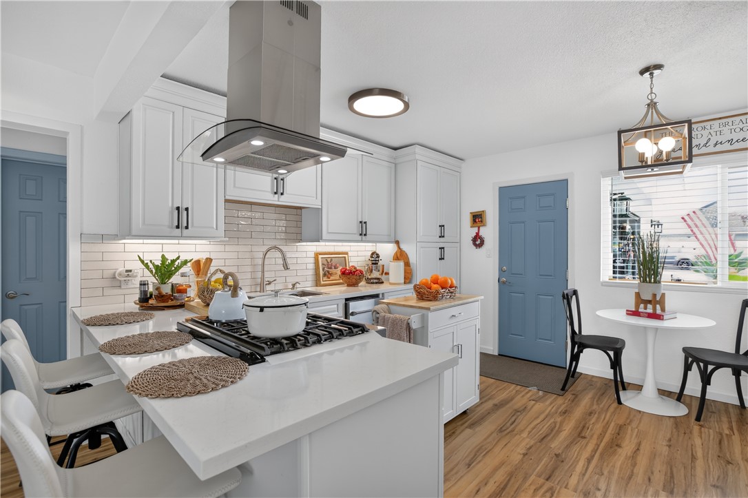 1590 Manhattan Property Photo 3