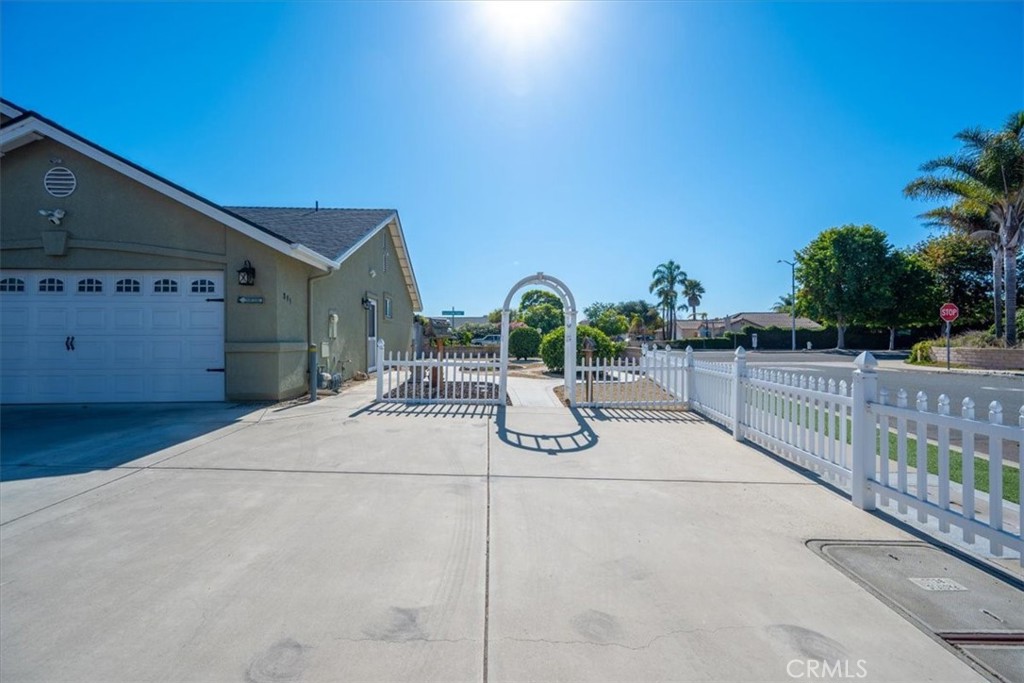 895 Naples Street Property Photo 4
