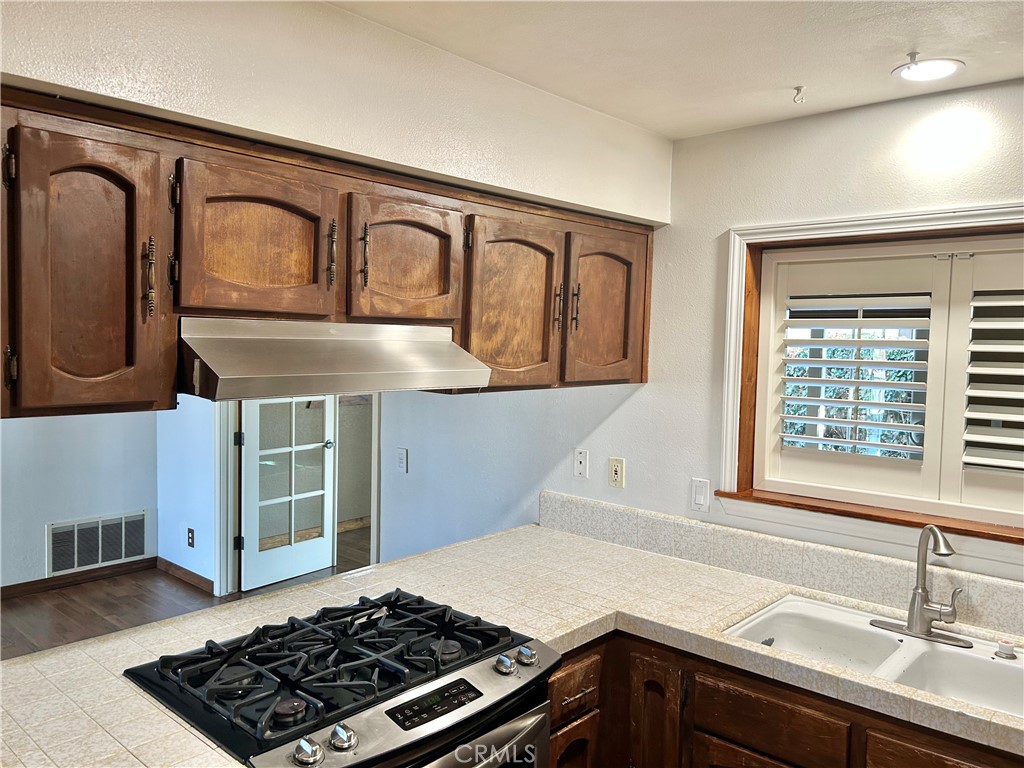1208 Clinton Court Property Photo 5