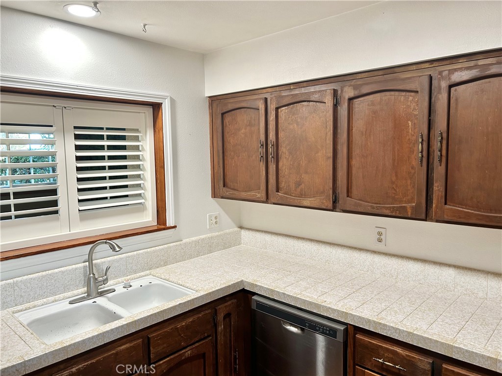 1208 Clinton Court Property Photo 6