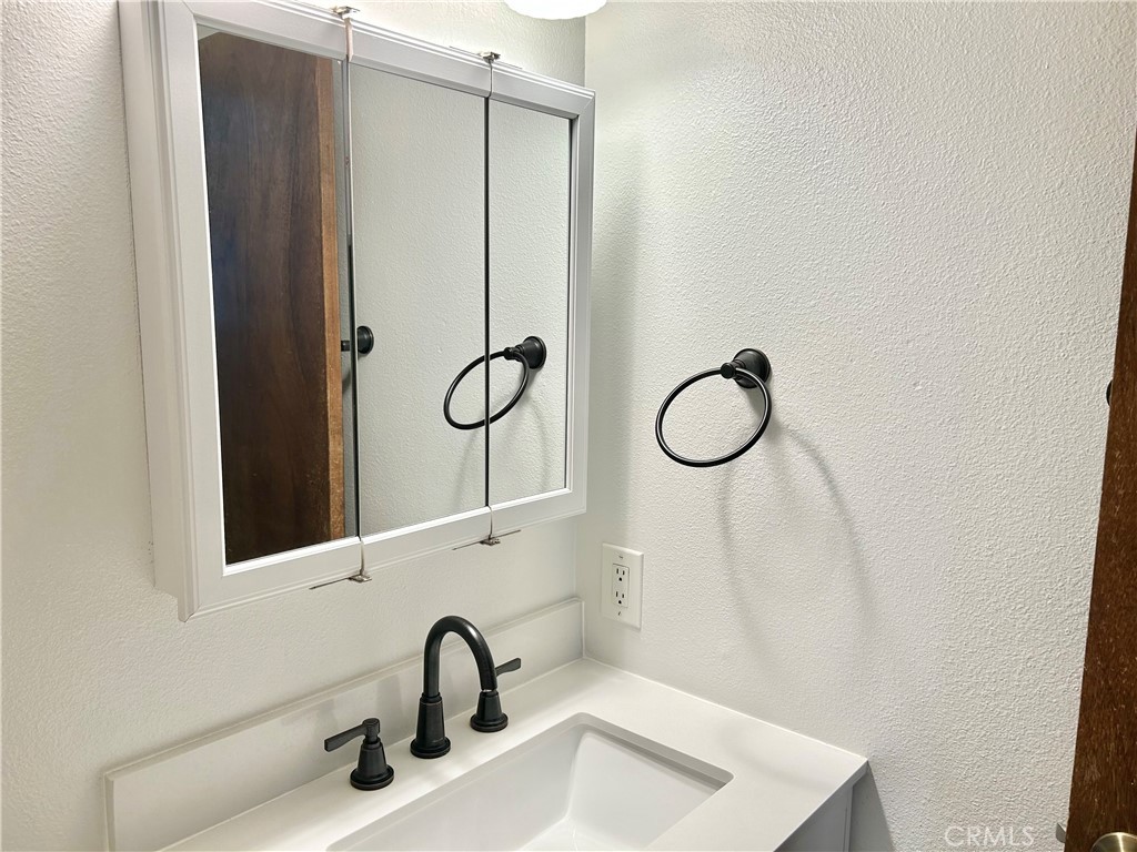 1208 Clinton Court Property Photo 12