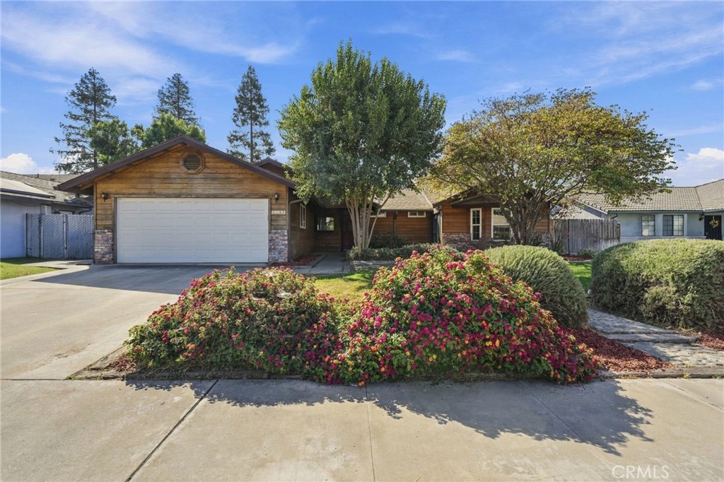 2149 W Della Property Photo 1