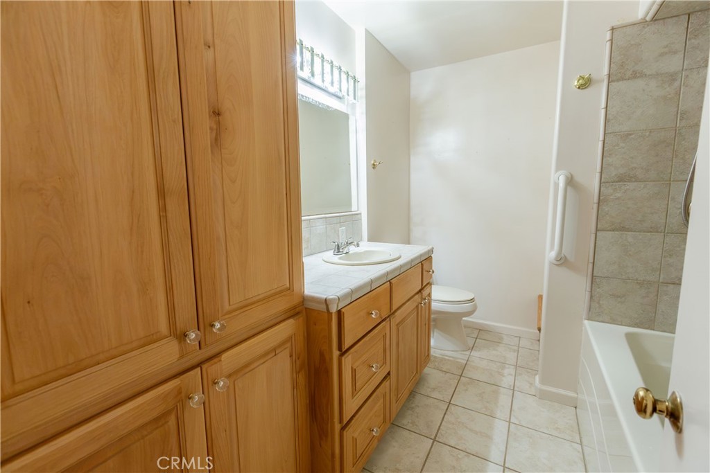 2440 E Howard Property Photo 15