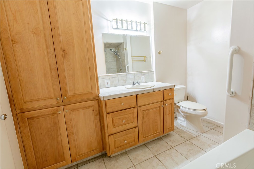 2440 E Howard Property Photo 16