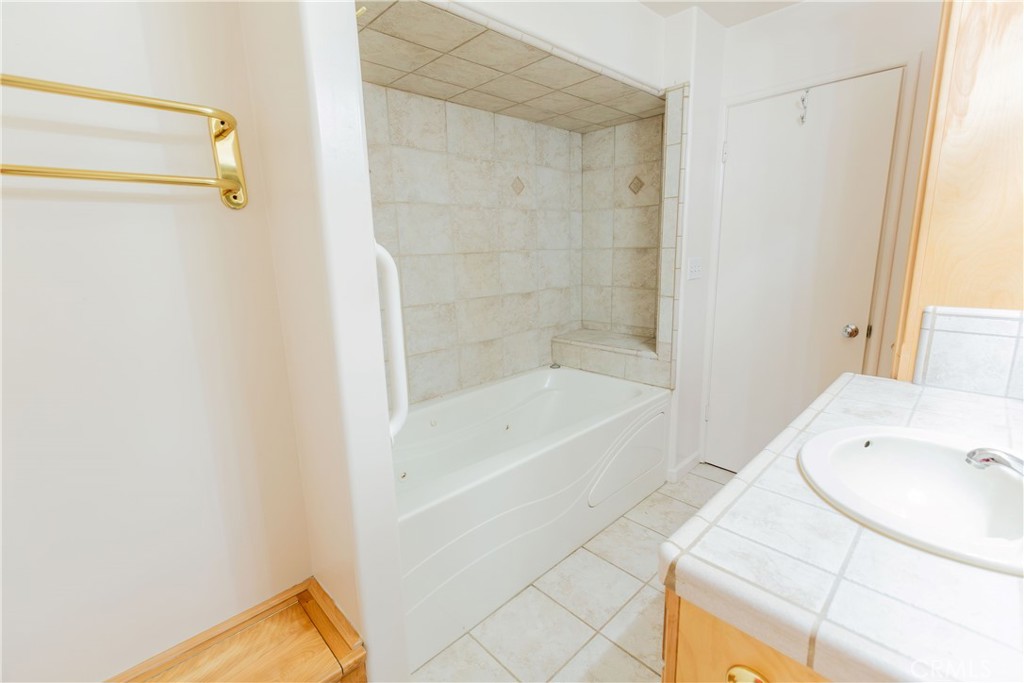 2440 E Howard Property Photo 17