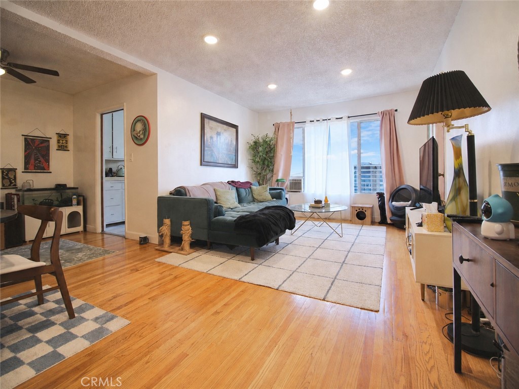 1224 N Mansfield Property Photo 2