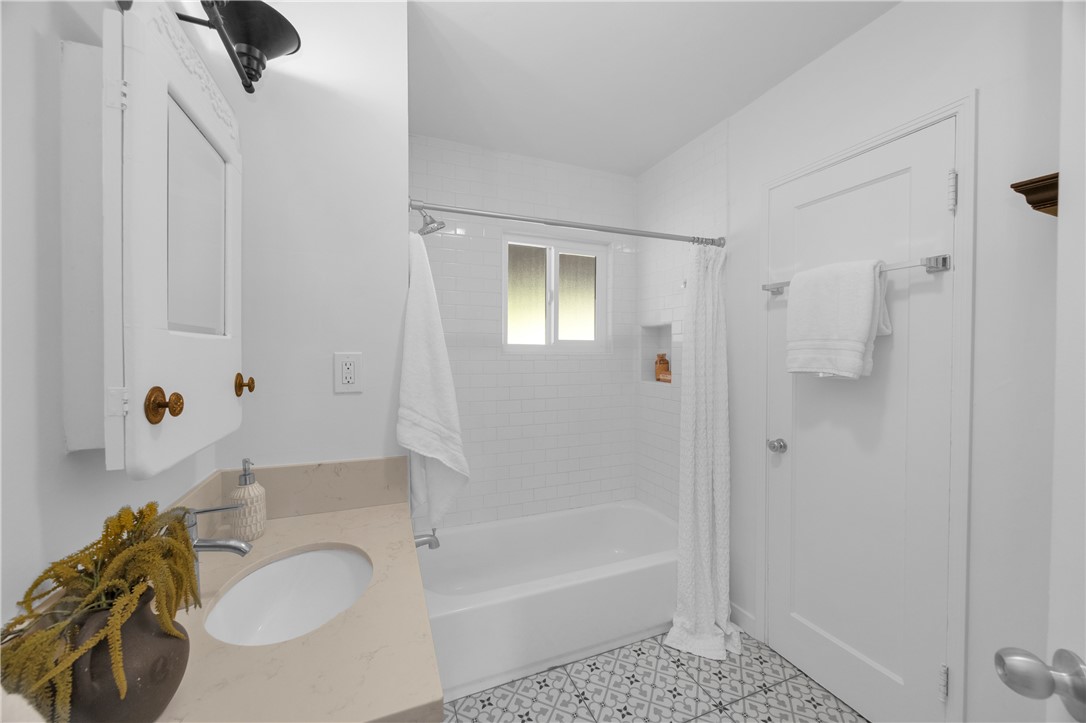 101 E 35th Property Photo 9