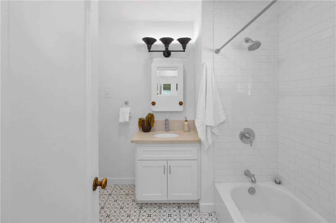 101 E 35th Property Photo 23