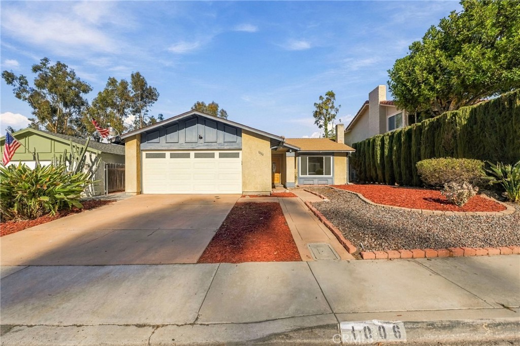 1006 Angelus Property Photo 1
