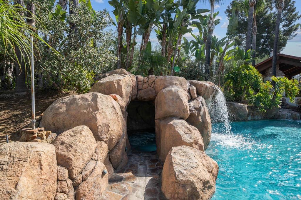 647 Crest Drive Property Photo 9