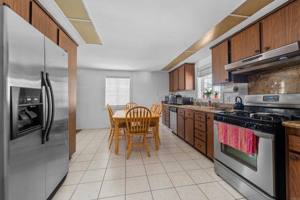 25450 Hayes Ave Property Photo 5