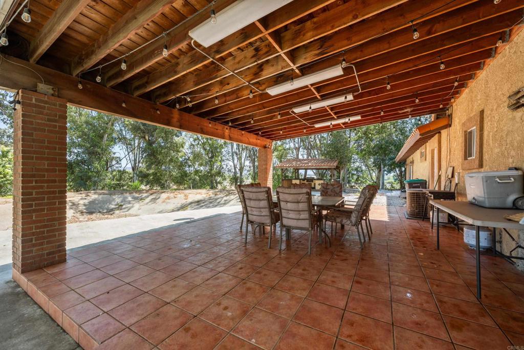 25450 Hayes Ave Property Photo 11