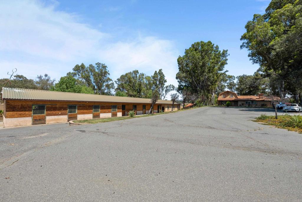 25450 Hayes Ave Property Photo 12