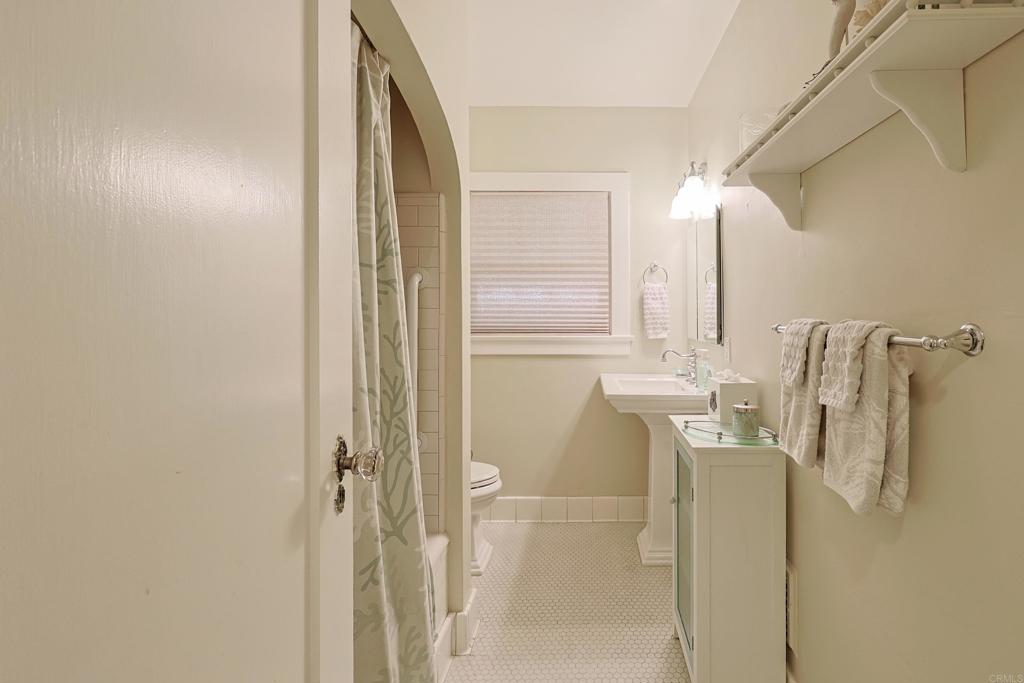 1027 Encino Property Photo 35