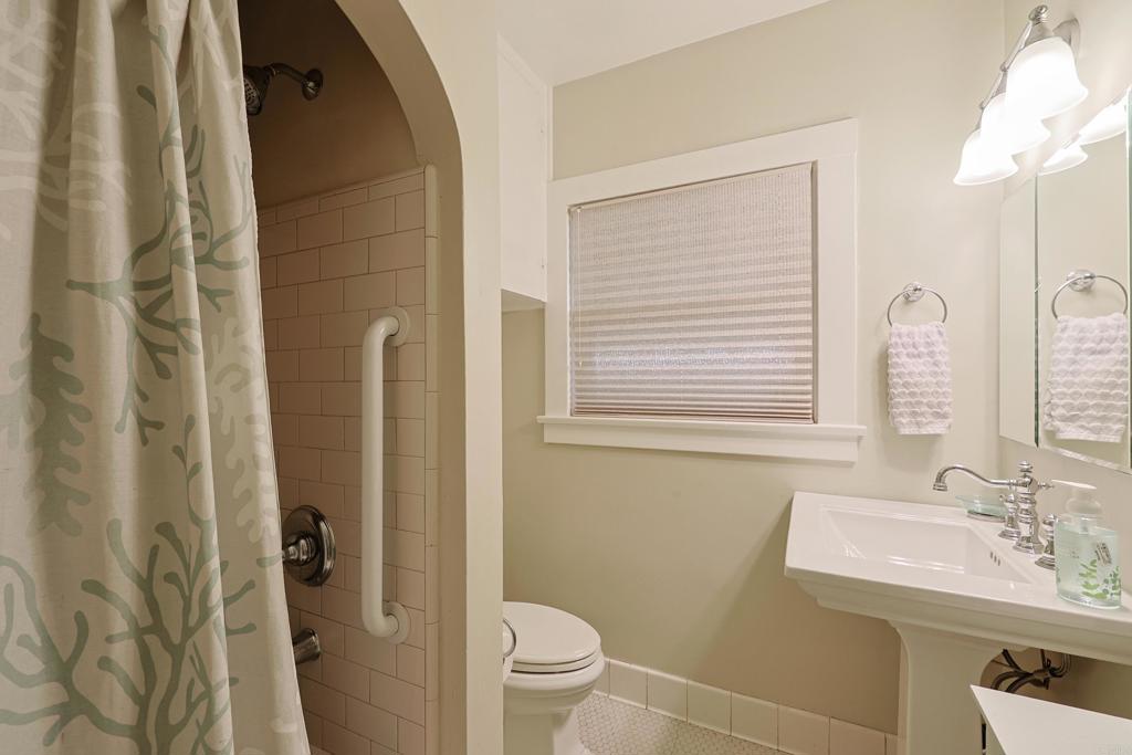 1027 Encino Property Photo 36