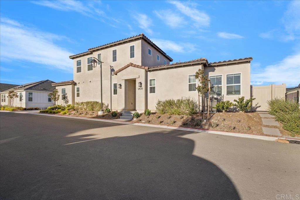 1709 Avenida Tealing Property Photo 3