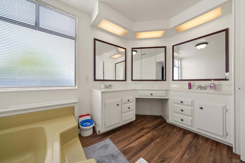2700 E Valley Parkway 3 Property Photo 16
