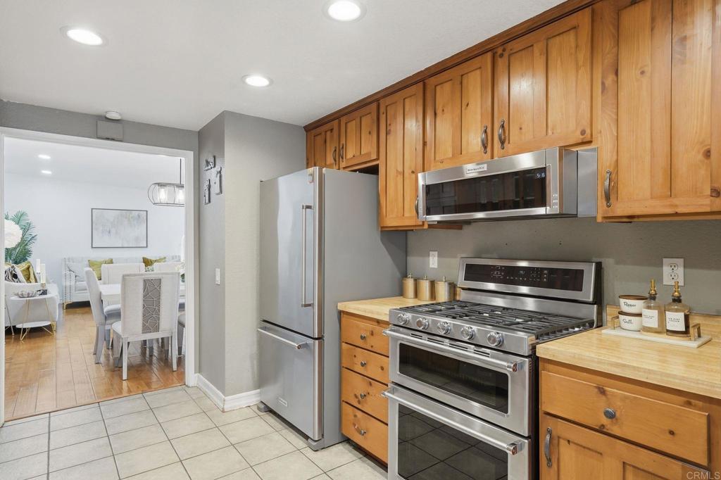 2553 Granada Circle Property Photo 5