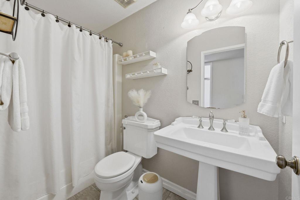 2553 Granada Circle Property Photo 14