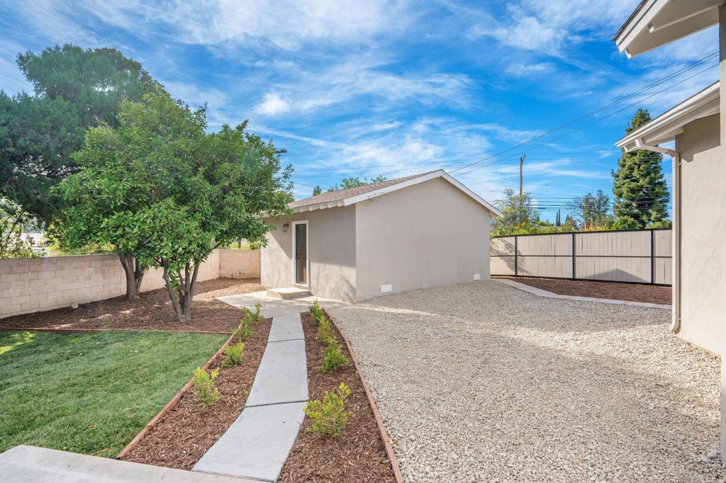 18438 Los Alimos St Property Photo 4