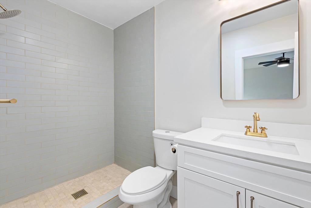 2453 Curlew St Property Photo 8