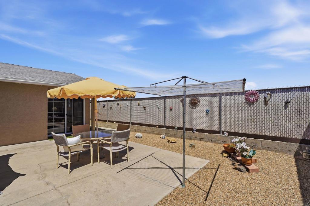2121 E 4th Street Property Photo 2