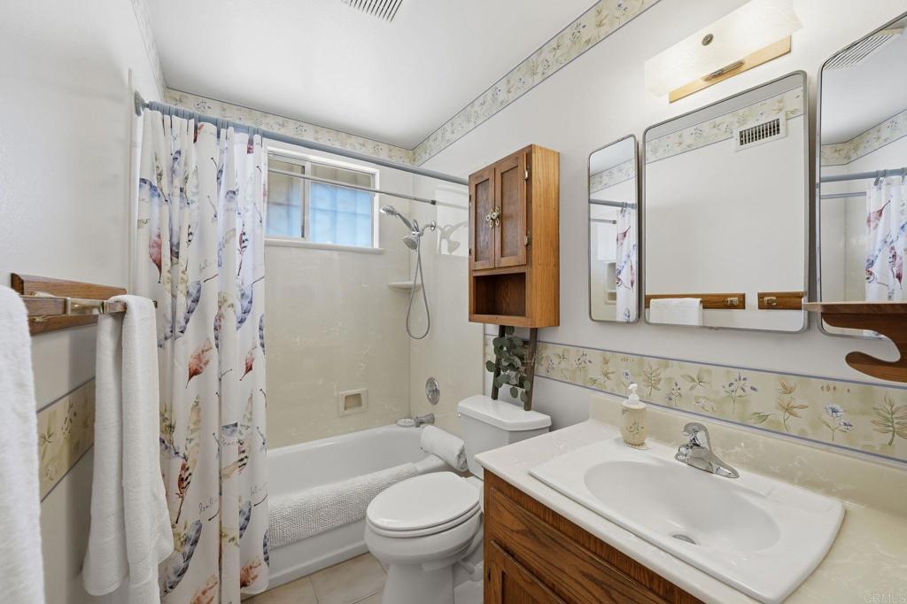 2121 E 4th Street Property Photo 8