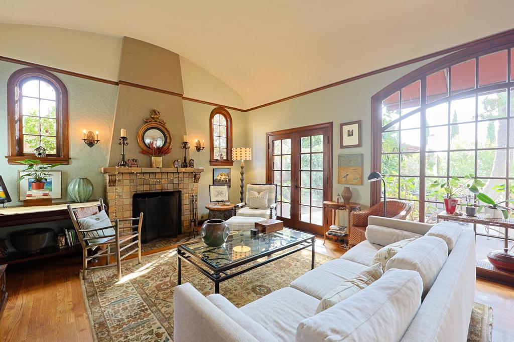 1027 Adella Property Photo 2