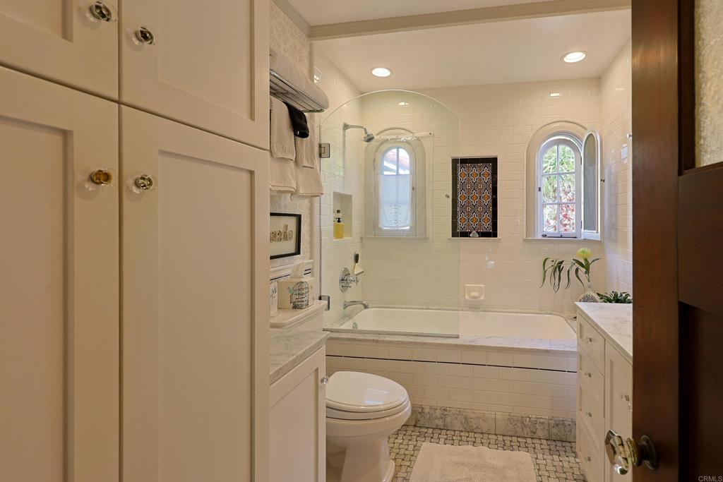 1027 Adella Property Photo 22