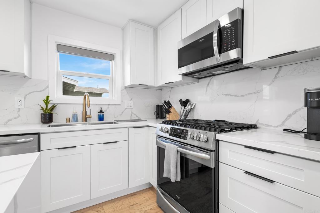 4338 33 Rd Place Property Photo 8