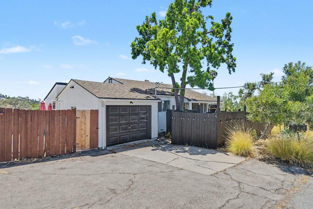 2610 Helix St. Property Photo 2