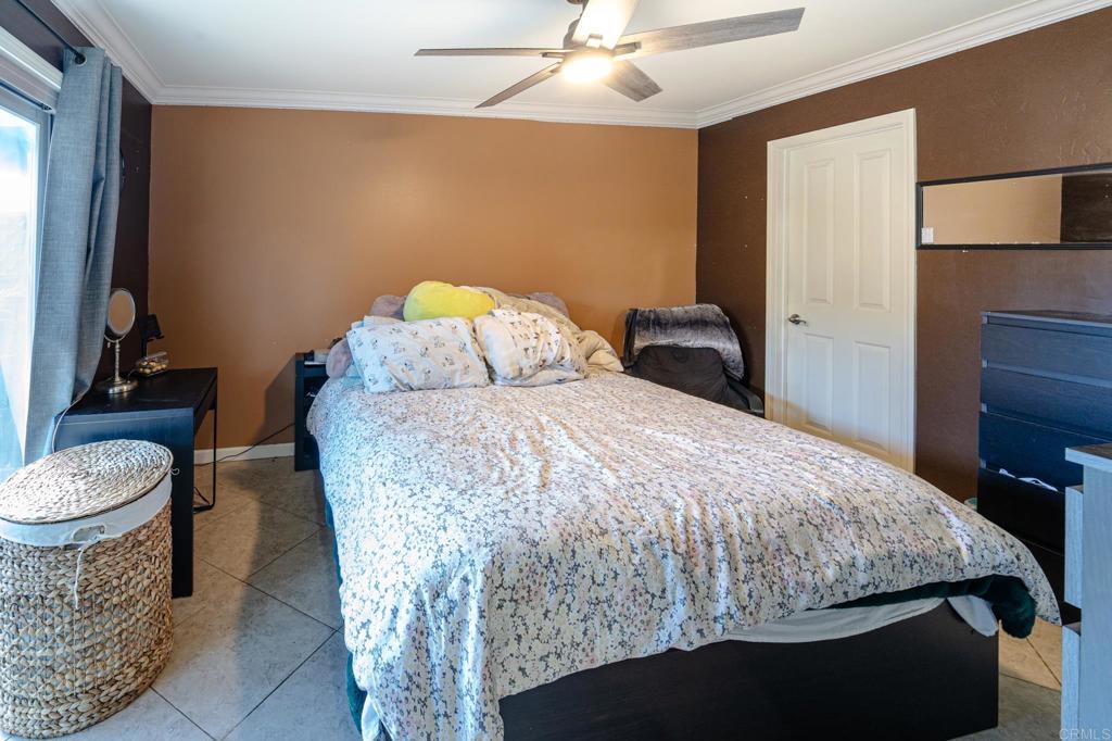 1063 Estes St Property Photo 4