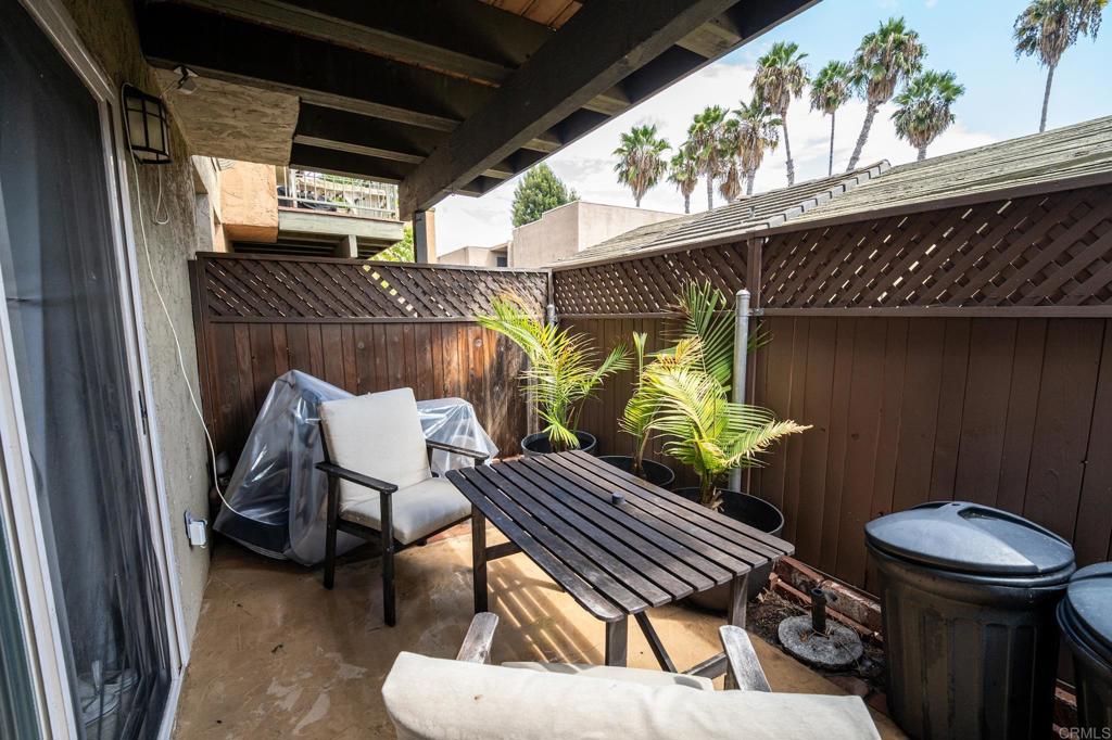 1063 Estes St Property Photo 5