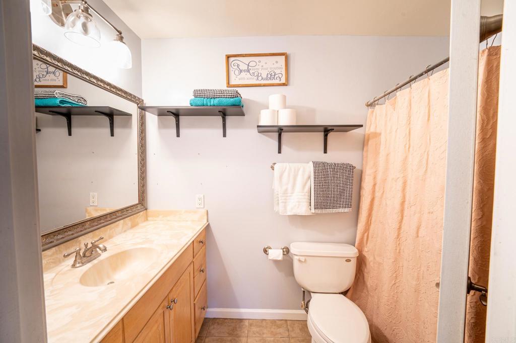 1063 Estes St Property Photo 7