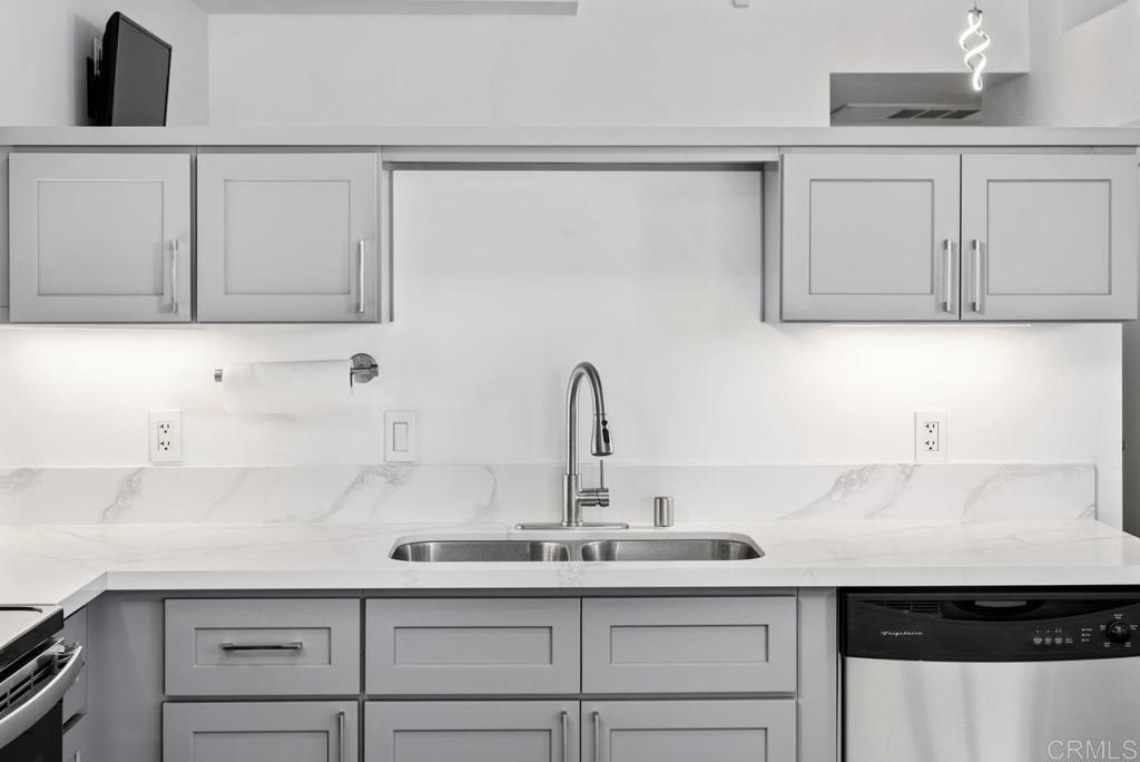 889 Date Street 324 Property Photo 14