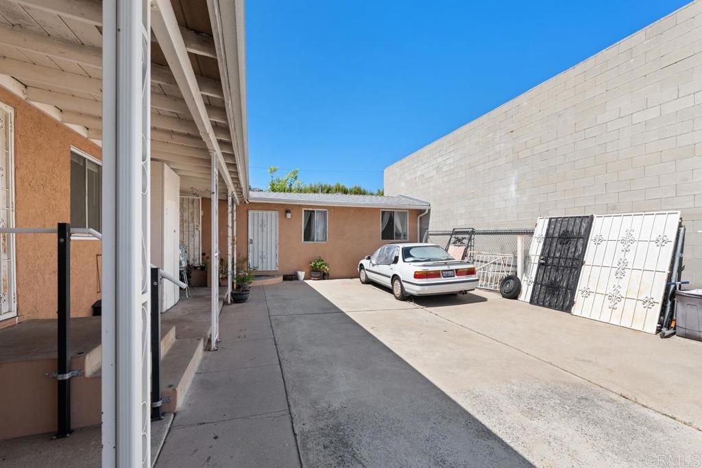 4728 , 4730 Myrtle Avenue Property Photo 6