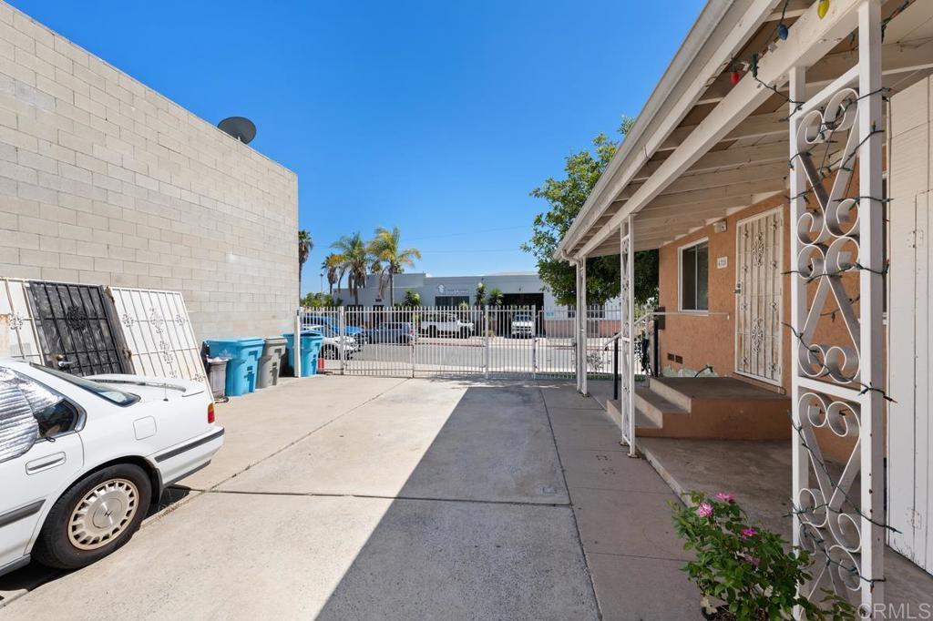 4728 , 4730 Myrtle Avenue Property Photo 7