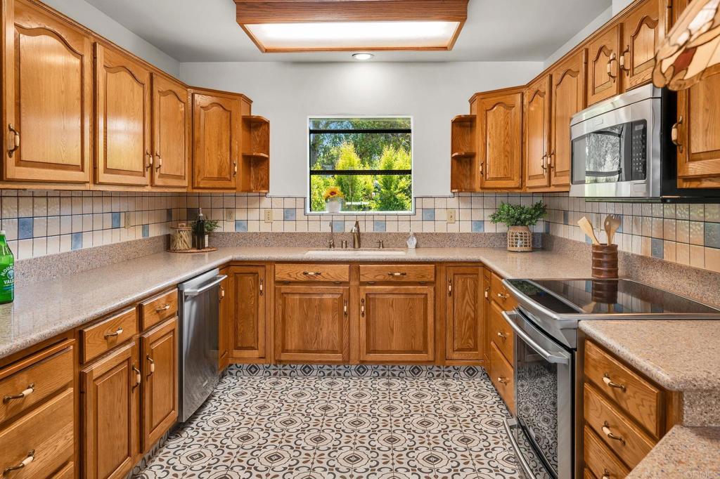 1752 Grove Road Property Photo 4